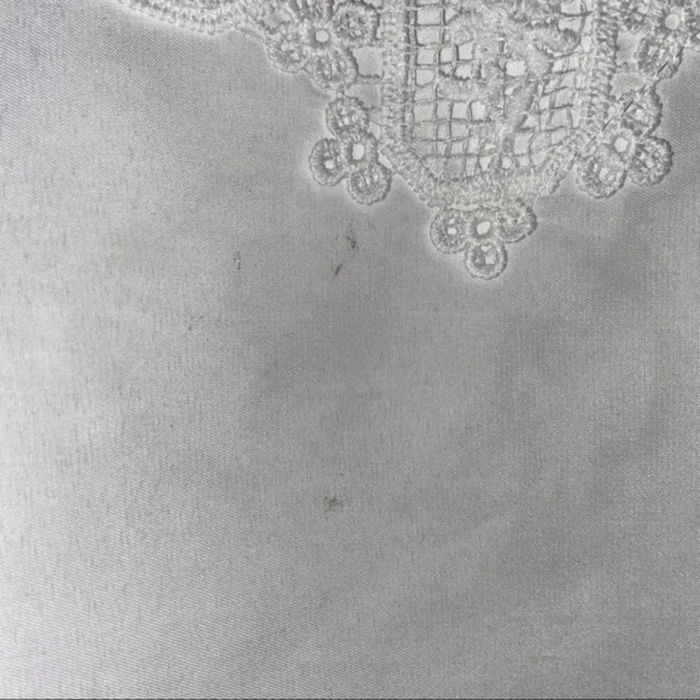 White sleeveless blouse with lace detail - Picture 4 of 8